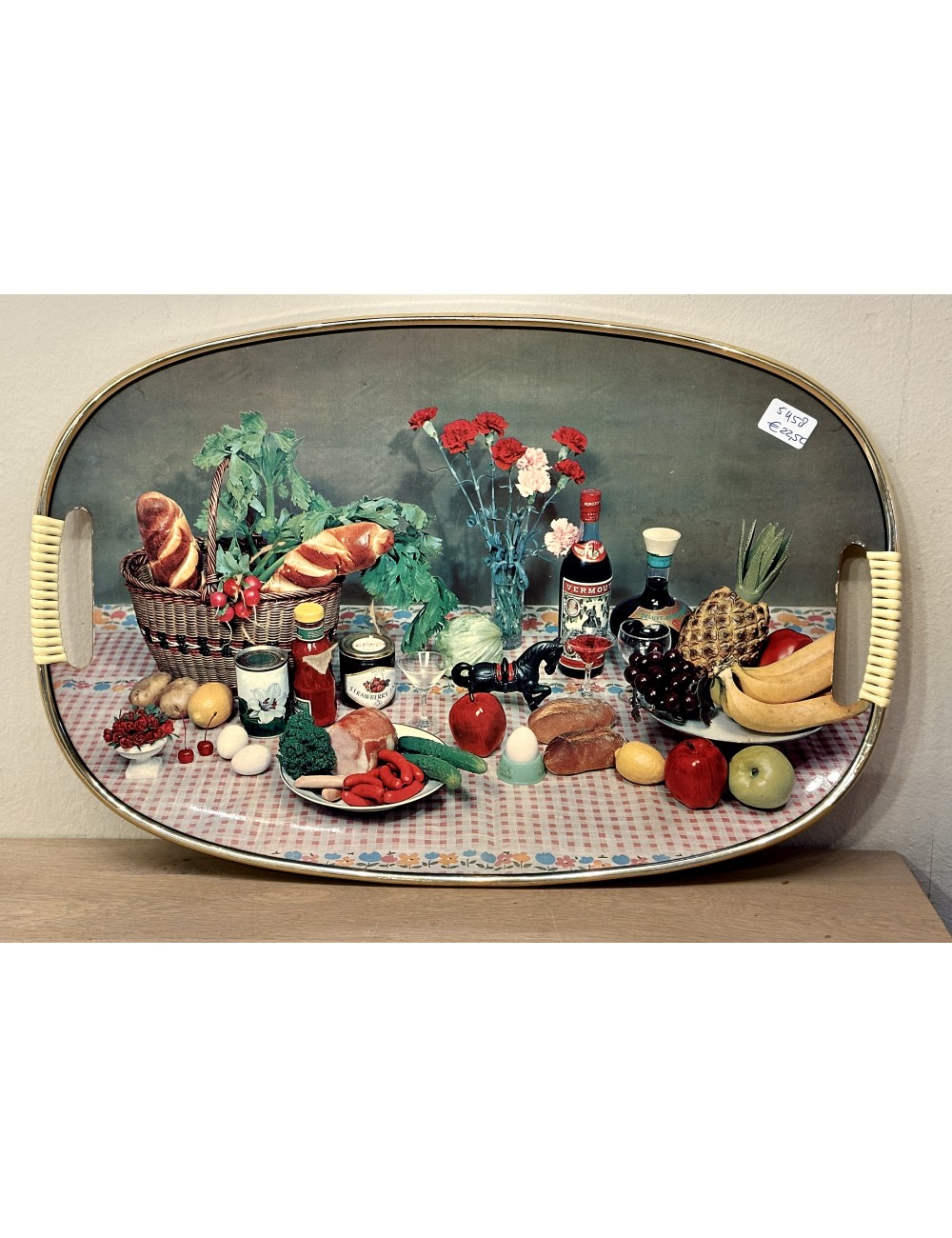 Aanpassing niveau marmeren Dienblad met geplastificeerde vintage décor afbeelding Vermouth, stokbrood,  fruit, vlees, groenten en anjers