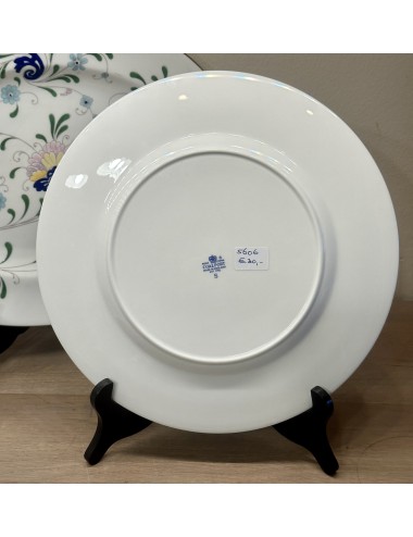 Plate - smaller round model - Bone China - Coalport - décor PAGEANT