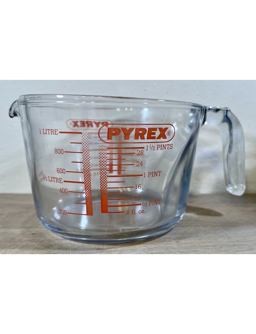https://www.ramblingrose.nl/14514-large_default/measuring-cup-pyrex-thick-glass-model-with-size-markings.jpg
