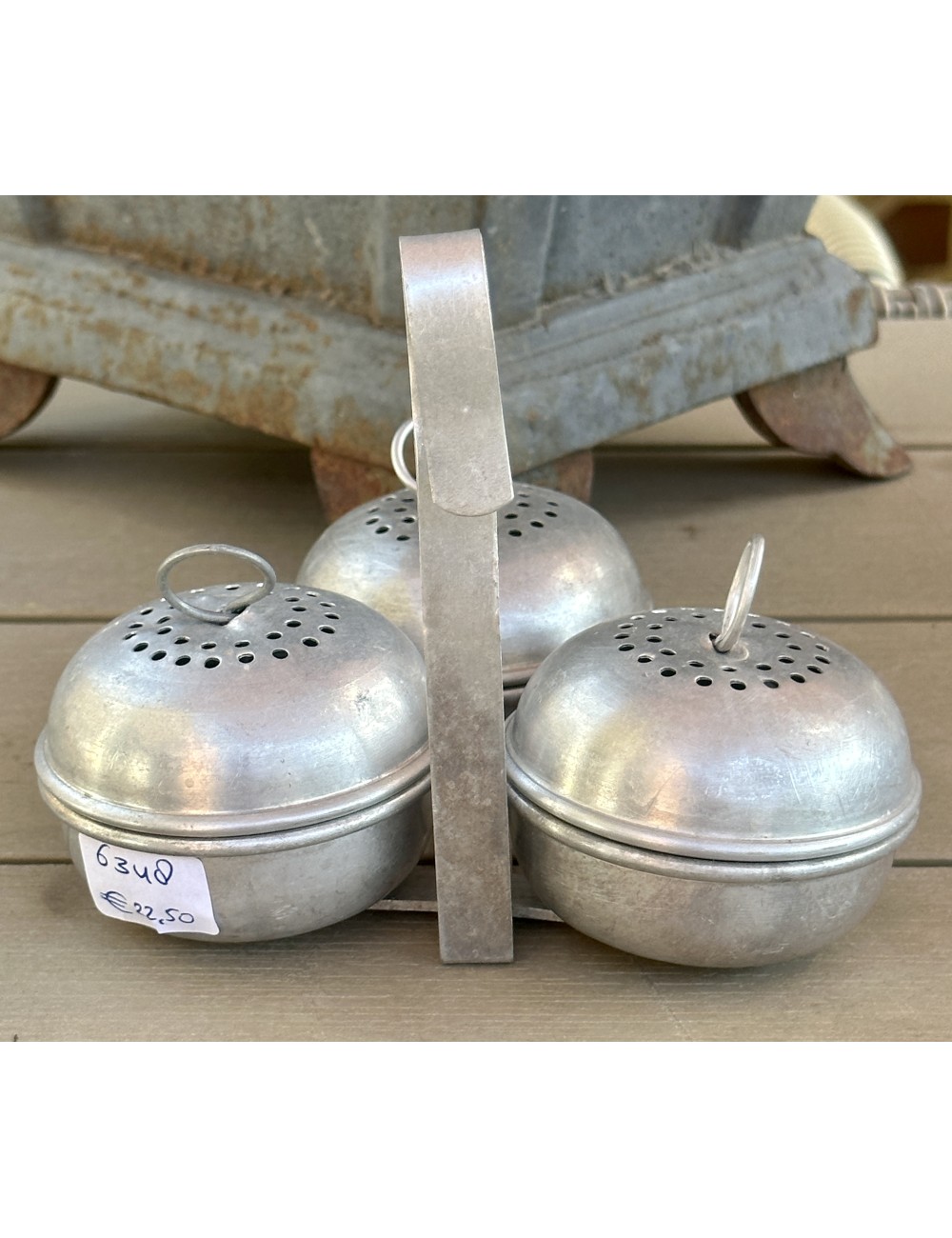 https://www.ramblingrose.nl/18877-large_default/egg-poacher-for-3-eggs-unmarked-simple-but-rare-model-made-of-aluminum.jpg