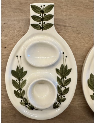 Eierplateau - gemerkt Jersey (rest is onleesbaar) - décor met groene bladeren en 2 houders (ei en zout?)
