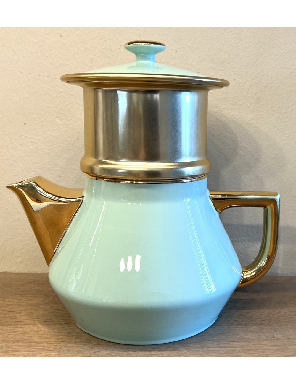 https://www.ramblingrose.nl/2090-large_default/coffee-pot-teapot-in-box-angular-model-st-amand-ceranord-1950s-1960s.jpg