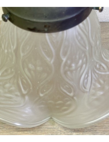 Lampenkap - golvend model - uitgevoerd in mat blank glas met décor in reliëf