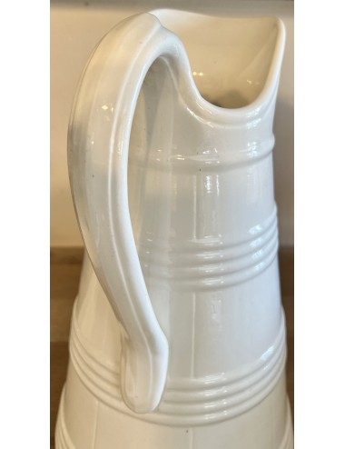 Waterkan / Schenkkan - groot model - Boch - uitgevoerd met banden in wit aardewerk