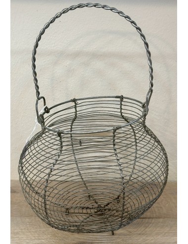 Egg basket - wire iron / fil de fer