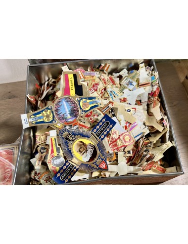 Grote verzameling oude sigarenbandjes en etiketten van luciferdoosjes.