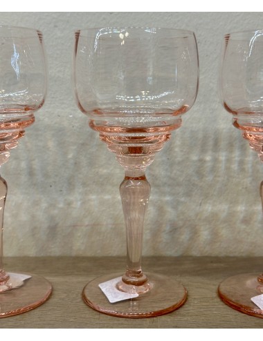 Glas op voet - roze gekleurd met facet en 4 bollingen onder de kelk