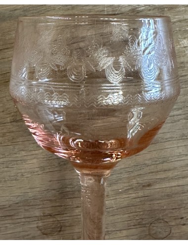 Glas op voet - roze gekleurd met werkje in het glas