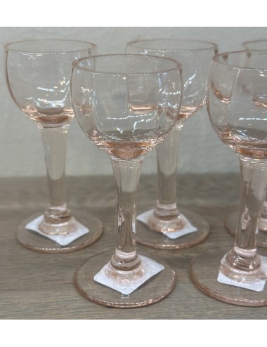 Glas op voet / Borrelglas - roze gekleurd met facet