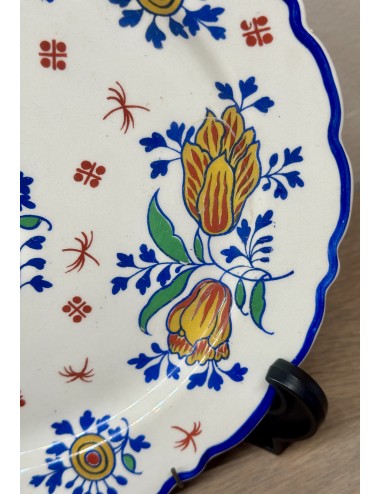 Plate / Decorative plate - Boch - décor of orange/red tulips with blue/green and red/blue wavy fillet border