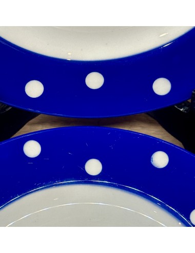Ontbijtbord / Dessertbord - Boch - décor met PASTILLES/STIPPEN in wit op een diepblauwe/koningsblauwe rand