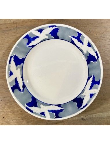 Dinner plate - Boch - Aèrodecor of white birds on a grjis-blue background