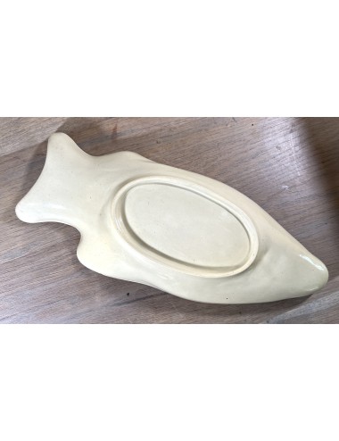 Pudding mold - larger model - unmarked - executed in cream color