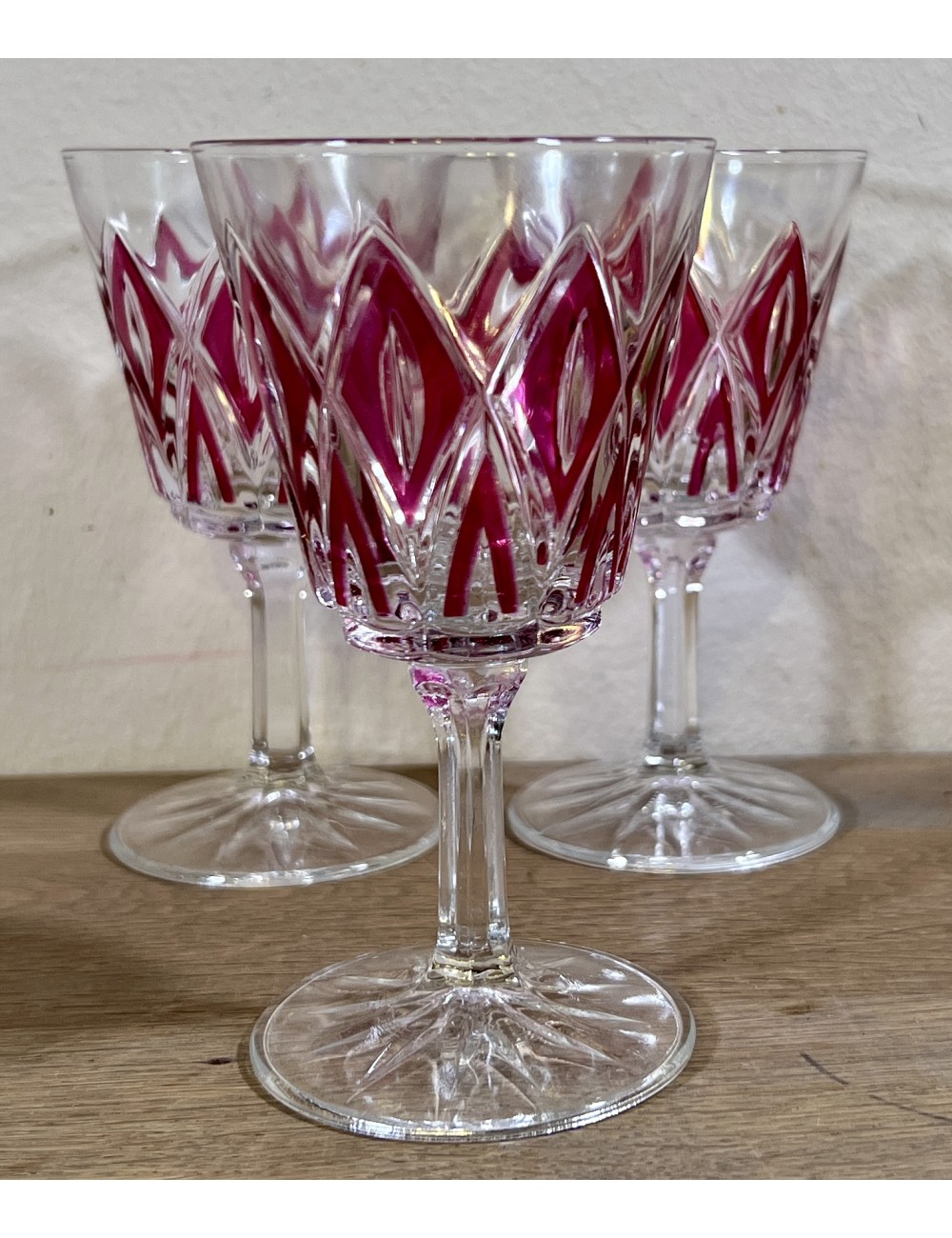 Glas / Likeurglas op voet - kleiner model - VMC Reims (Verreries Mècaniques Champenoises) - Harlequin in rood