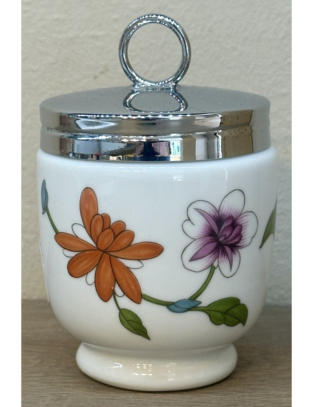 Egg coddler - Royal Worcester - décor ASTLEY FLOWERS (1970s-1980s) with purple-white, violet and orange floral decoration