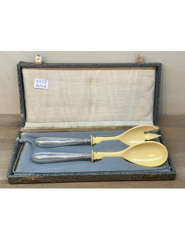 Lettuce cutlery in box - executed in bone(?) with silver-plated handle