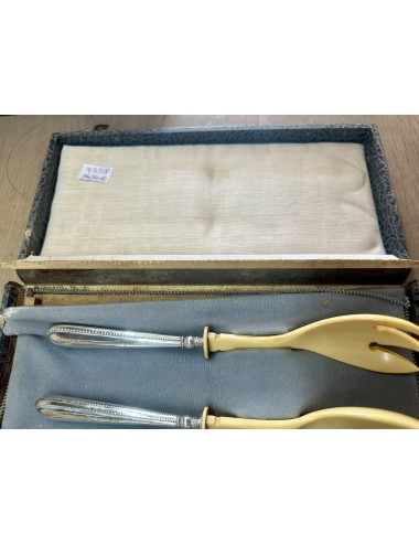 Lettuce cutlery in box - executed in bone(?) with silver-plated handle