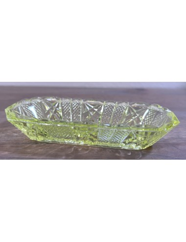 Bakje - langwerpig - deel van een kaptafelset - uitgevoerd in uraniumglas/Annagroen glas