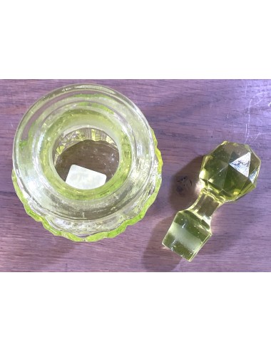 Parfumkaraf met stop - deel van een kaptafelset - uitgevoerd in uraniumglas/Annagroen glas