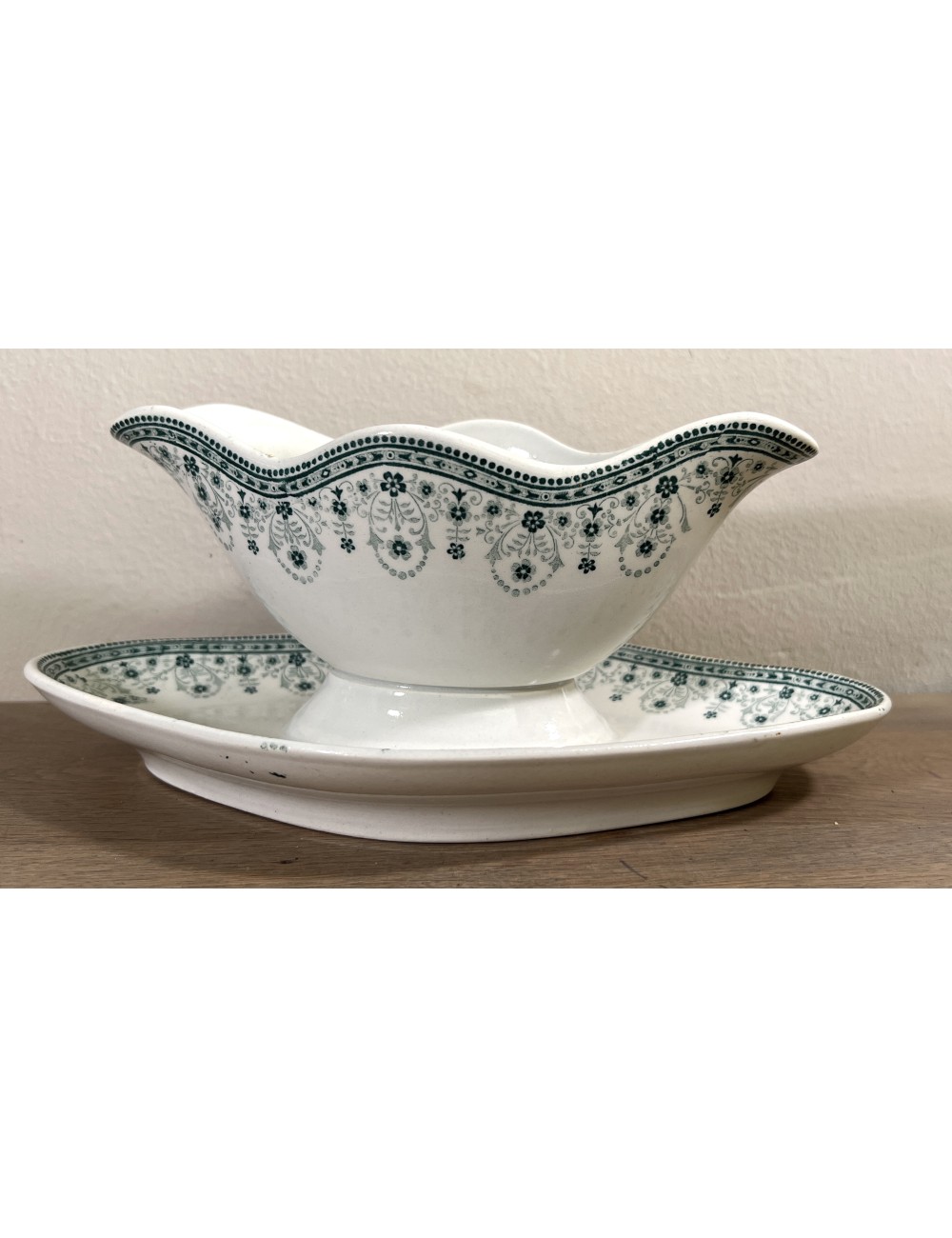 Gravy boat / Sauce bowl - St. Amand Hamage Nord - décor MARCEAU executed in green