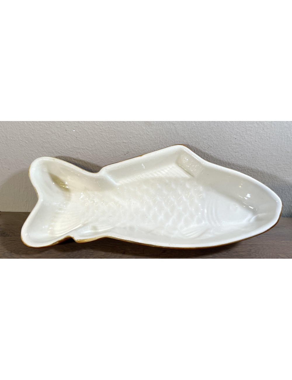 Pudding mold - executed in fish design - brown ceramic - unmarked