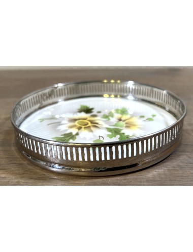 Coaster for glass or bottle - chrome rim - décor in spritzmuster with white/yellow/brown flowers