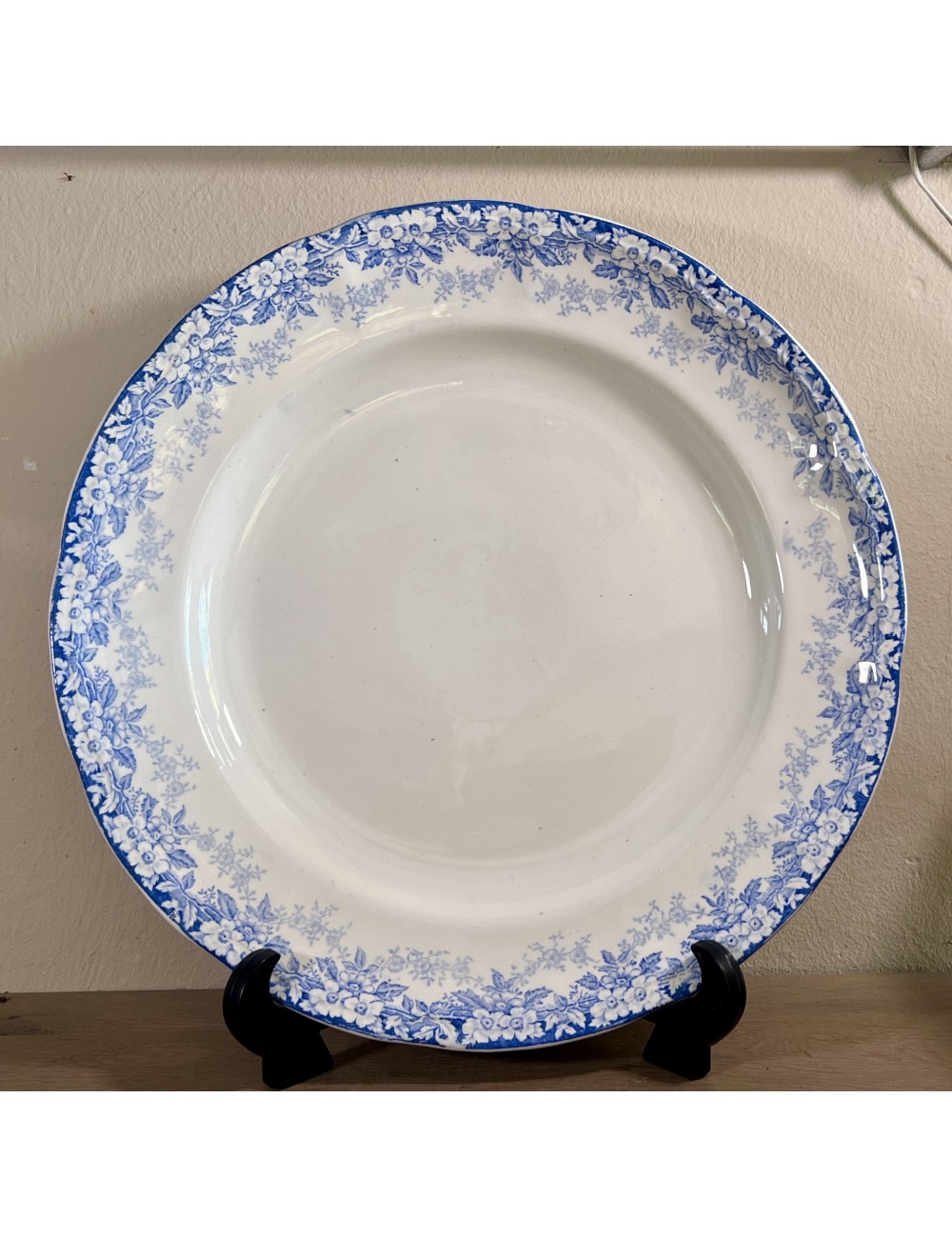 Plate - larger round model - Societe Ceramique Maestricht - décor FERNANDE executed in bright blue color