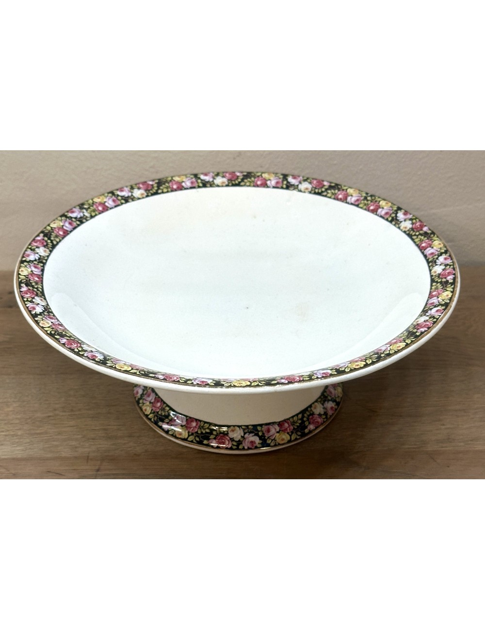 Tazza / Presentation dish - on low base - Societe Ceramique Maestricht - décor with leaves and roses