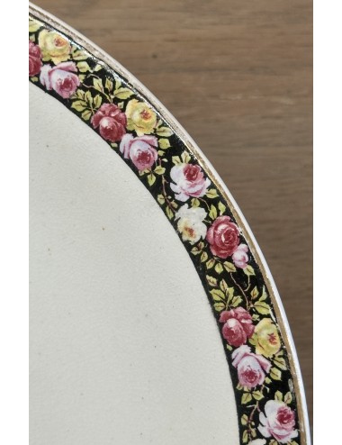 Tazza / Presentation dish - on low base - Societe Ceramique Maestricht - décor with leaves and roses