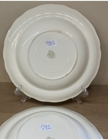 Deep plate / Soup plate / Pasta plate - Boch - décor with wine red roses and curved rim