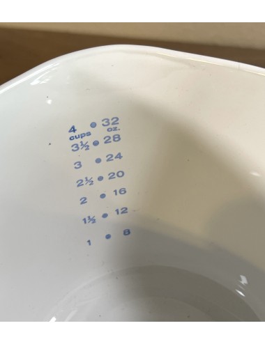 Measuring cup - 2 pouring spouts - CorningWare - Made in U.S.A for range and microwave