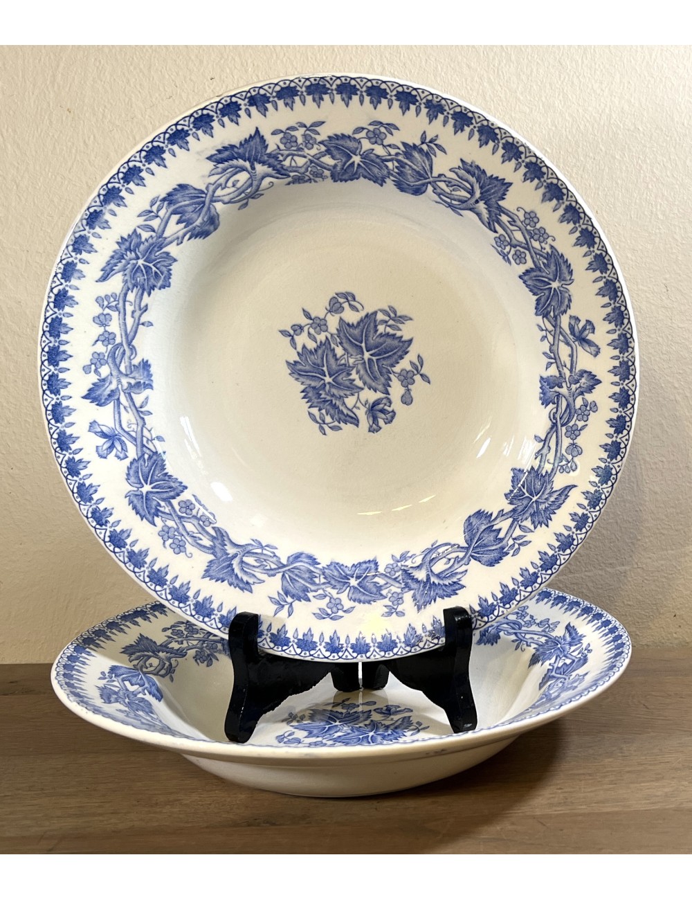 Deep plate / Soup plate / Pasta plate - Societe Ceramique Maestricht - décor GERANIUM executed in blue