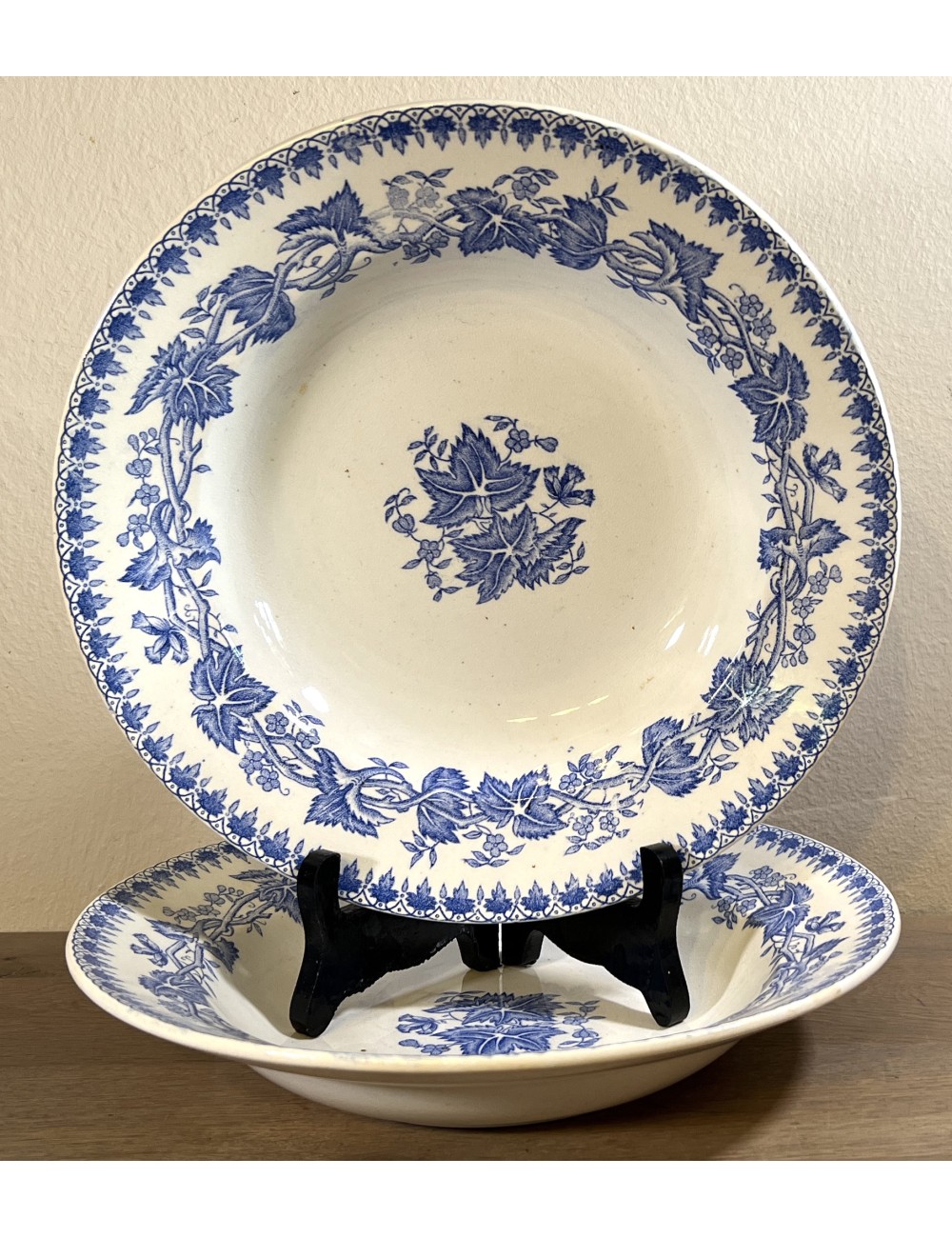 Deep plate / Soup plate / Pasta plate - Societe Ceramique Maestricht - décor GERANIUM executed in blue