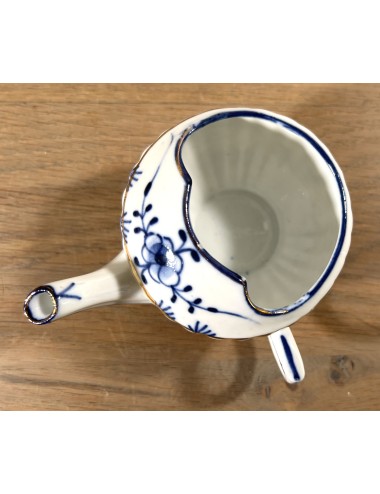 Sick Barge / Invalid Feeding Cup - unmarked - décor with Zwiebelmuster