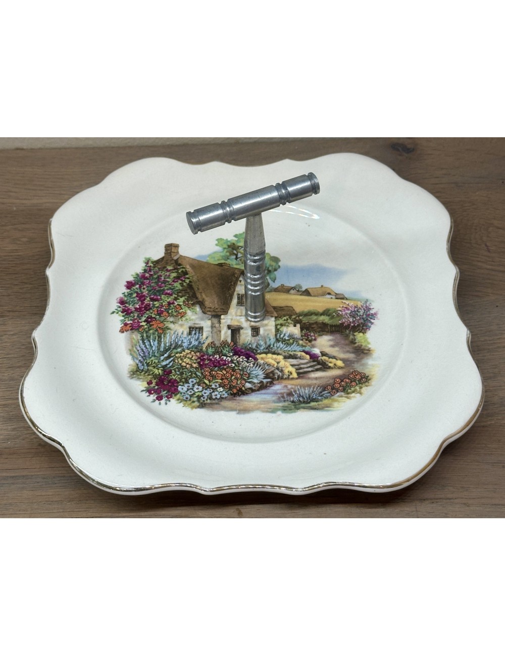 Koekjesschaal / Presenteerschaal - Sandland Ware / Staffordshire England - décor met afbeelding van een cottage