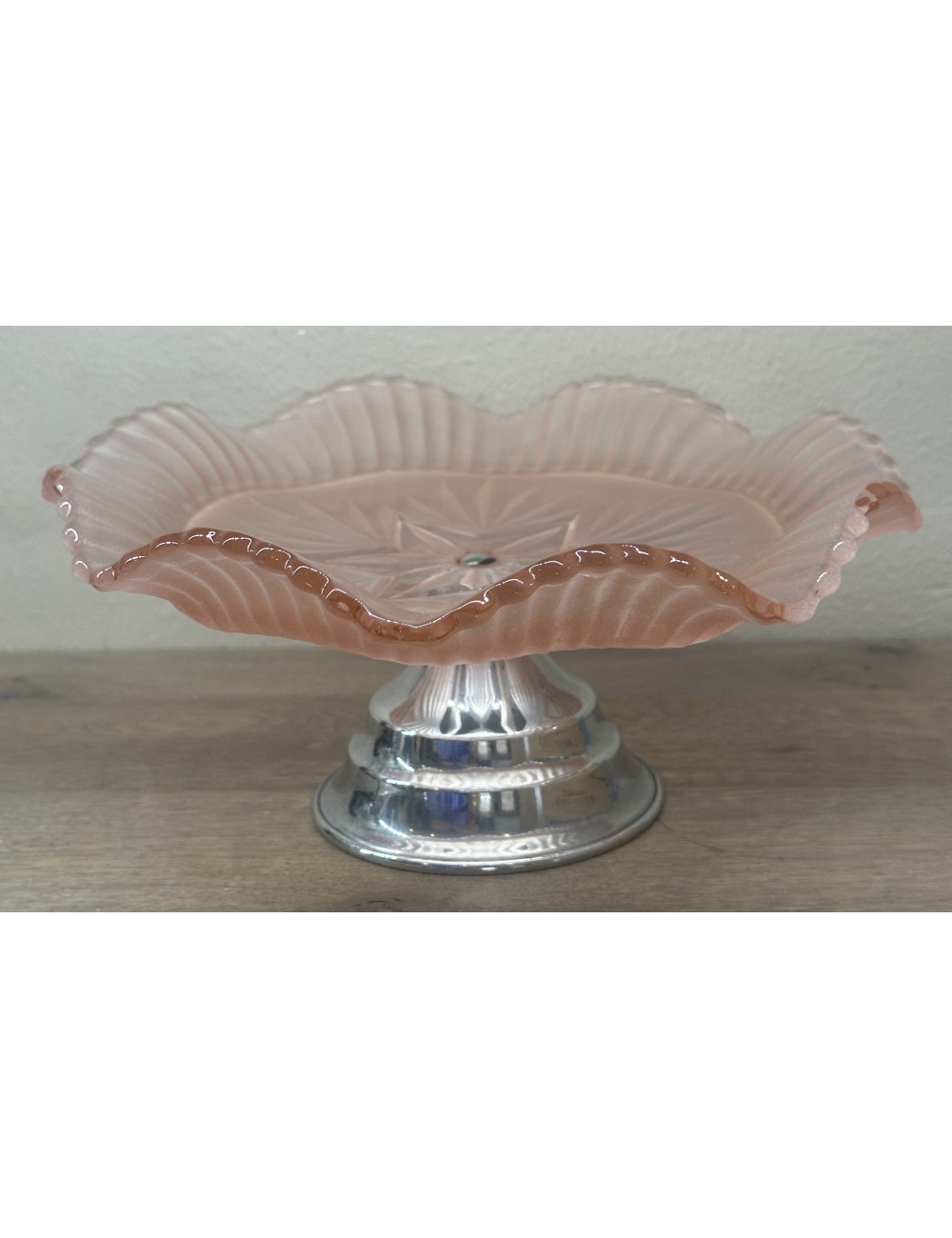 Presenteerschaal / Koekjesschaal - model uitgevoerd in roze frosted glas op chrome voet