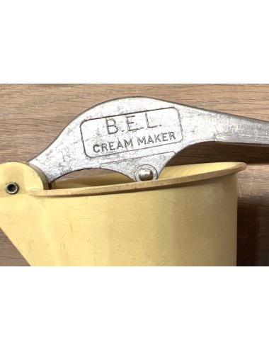 Cream Maker / Clotted Cream Maker - Bel Jubilee Series - geel bakelieten bovenstuk - glazen onderstuk met grotere vlakken