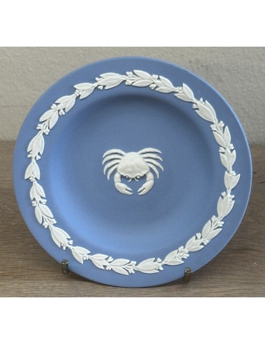 Presenteerschaaltje - Wedgwood - uitgevoerd in blauw met afbeelding krab in het midden