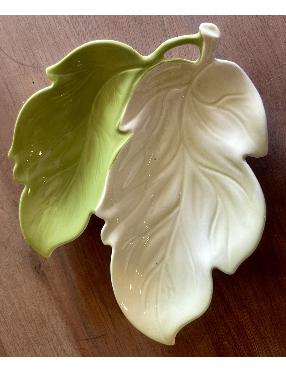 Bonbonschaal / Koekjesschaal - Carlton Ware - uitgevoerd in twee kleuren, half groen, half crème