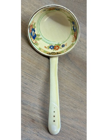 Sauce spoon - unmarked - executed with a cream background and blue and red flowers