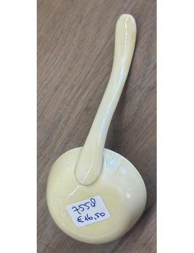 Sauce spoon - unmarked - executed with a cream background and blue and red flowers