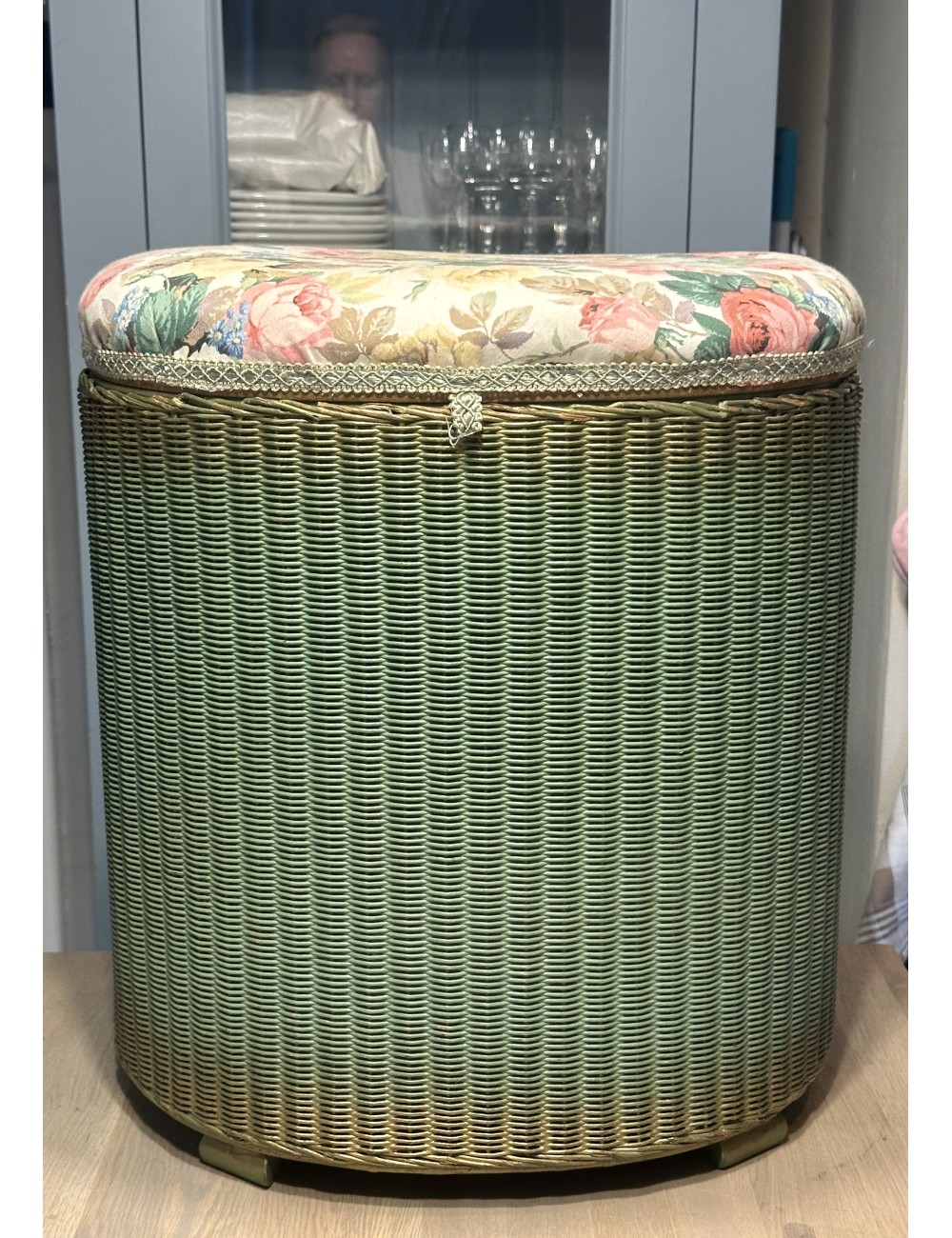 Laundry basket / Laundry Basket - Lloyd Loom - in green - lid with rose upholstery