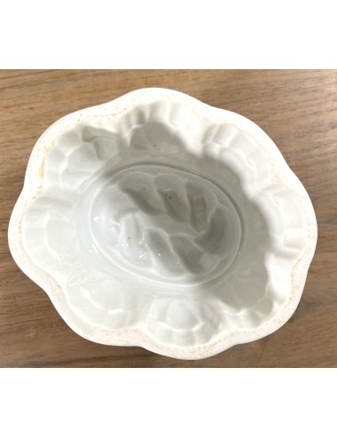 Pudding mould - white porcelain model executed with a kind of swirled motif on the bottom