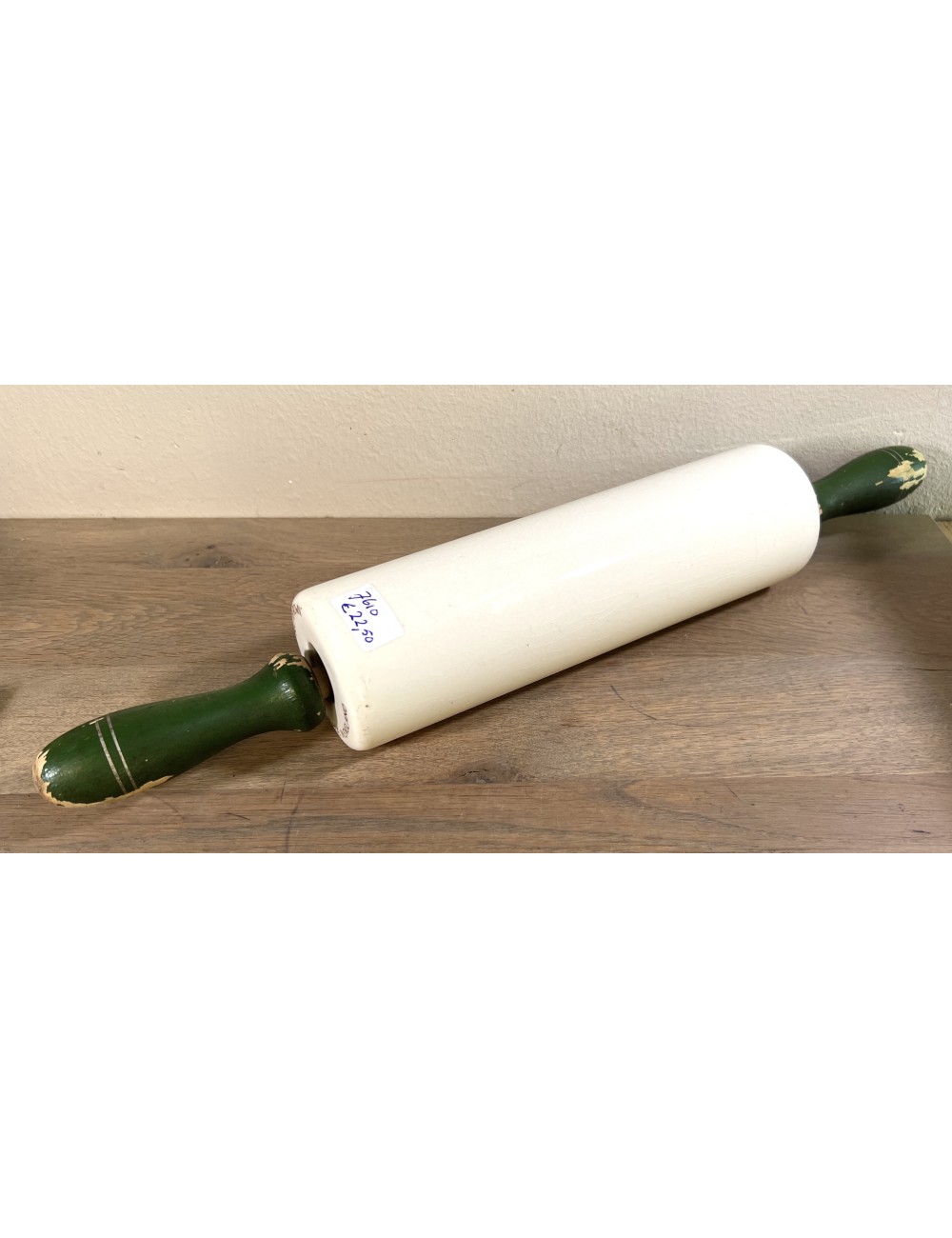 Deegroller / Rolling Pin - 'NUTBROWN' Made in England - crème/wit model met groen geverfde handgrepen