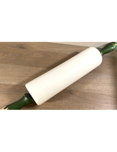 Deegroller / Rolling Pin - 'NUTBROWN' Made in England - crème/wit model met groen geverfde handgrepen