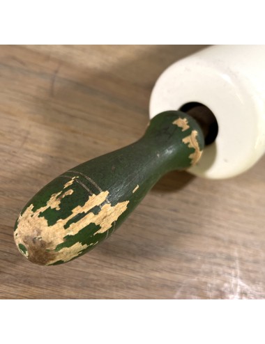 Deegroller / Rolling Pin - 'NUTBROWN' Made in England - crème/wit model met groen geverfde handgrepen