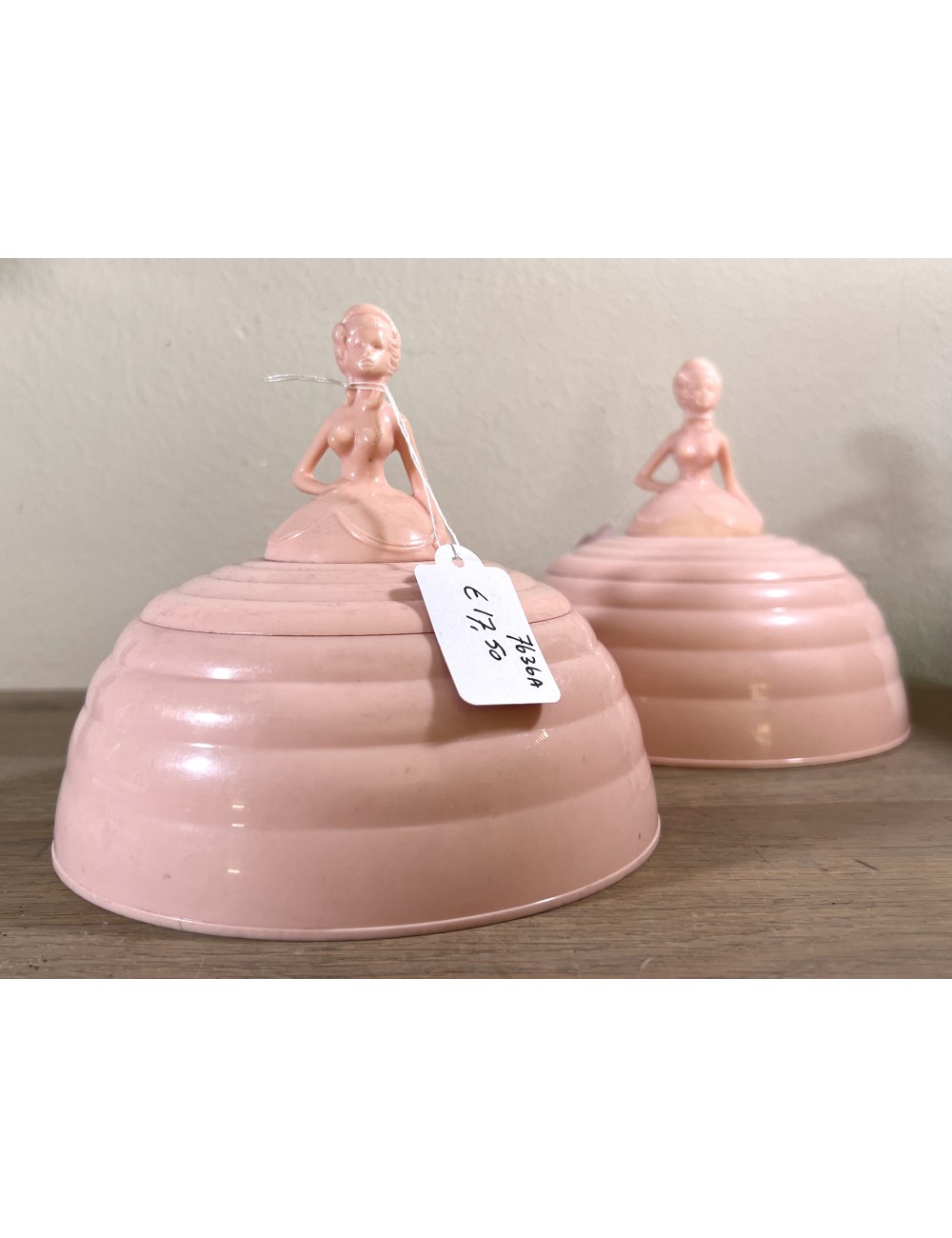 Early plastic poederdoos met afneembaar bovenstuk - Betterware Regd. Design - handgreep gevormd naar ballerina