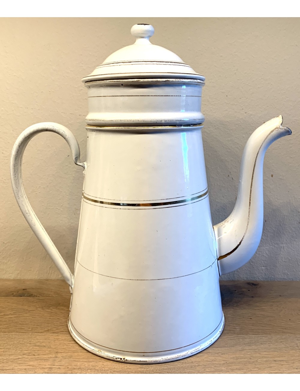 https://www.ramblingrose.nl/5470-large_default/coffee-pot-plus-filter-white-enamel-with-gold-stripes-decoration-unmarked-probably-french.jpg